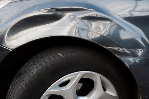 carrosserie de voiture endomagée